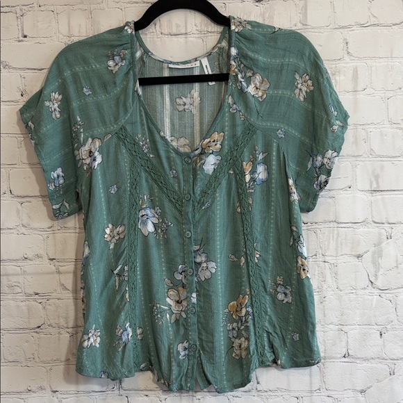 LUQ Tops - LUQ Floral Green Blouse With Crochet Accents Size Small
